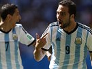 Argentinský útoník Gonzalo Higuaín (vpravo) a jeho spoluhrá Angel di María...