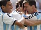 ARGENTINSKÁ RADOST Argentinský kapitán Lionel Messi (vpravo) objímá stelce...