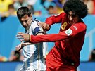 Argentinský kapitán Lionel Messi (vlevo) ve tvrtfinále MS bojuje proti...