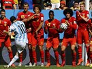 Argentinský útoník Lionel Messi stílí ve tvrtfinále MS z pímého kopu na...