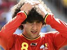 Belgický záloník Marouane Fellaini se drí za hlavu poté, co jeho tým ve...