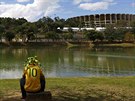 Brazilský fanouek sedí nedaleko Estadio Mineirao v Belo Horizonte, kde se...