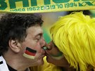 Nmecký fanouek líbá brazilskou fanynku ped semifinále MS u stadionu Mineirao...
