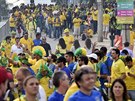 Fanouci ped semifinále MS picházejí ke stadionu Mineirao V Belo Horizonte.