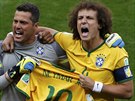 Brazilský kapitán David Luiz a branká Julio Cesar zpívají hymnu a drí dres...