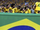 Brazilský kapitán David Luiz pi nástupu k semifinále MS proti Nmecku drí...