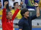 Nmecký kou Joachim Löw (vpravo) a asistent Andreas Köpke se radují v...