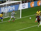 Nmecký útoník Thomas Müller stílí první gól semifinále MS proti Brazílii.
