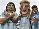 Argentintí fanouci v maskách Diega Maradoony a Claudii Caniggii si v...