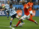Argentinský útoník Lionel Messi (vlevo) a nizozemský záloník Dirk Kuijt v...