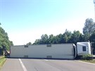 NEHODA. Pevrácený kamion v pondlí dopoledne zablokoval rychlostní silnici R10...