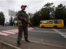 Prorutí separatisté hlídkují na silnici v Doncku. Do oblastní metropole se