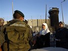 Palestinky prochází izraelským check-pointem. Míí na Chrámovou horu, kde...