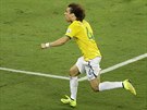 PÁDÍM SLAVIT. Brazilský obránce David Luiz se raduje z gólu, který dal ve...