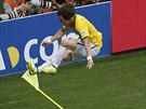 TAKOVOU MÁM RADOST. Brazilský obránce David Luiz oslavuje krásný gól z pímého...