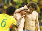 DOBOJOVÁNO! Úspnjí braziltí fotbalisté Marcelo a David Luiz utují...