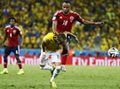 TVRDÝ ZÁKROK. Kolumbijský obránce Juan Camilo Zúiga naskoil do Neymara a...