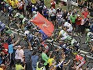 DAVOVÉ ÍLENSTVÍ. Diváci v Yorkshiru povzbuzují cyklisty bhem druhé etapy Tour