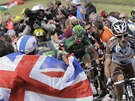 BRITSKÁ PODPORA. Diváci v Yorkshiru povzbuzují cyklisty bhem druhé etapy Tour