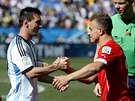 Argentinský reprezentant Lionel Messi (vlevo) si podává ruku s Xherdanem...