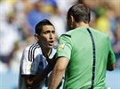 Argentinský ofenzivní záloník Ángel di María diskutuje s rozhodím Jonasem...