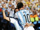 Argentinský kapitán Lionel Messi gratuluje Ángelovi di Maríovi ke vstelenému...