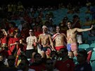 Amerití fanouci podporují svj tým bhem osmifinále mistrovství svta.