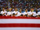Amerití fotbalisté zpívají hymnu ped osmifinále mistrovství svta.