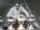 Fotbalista Alfredo di Stéfano v dresu Realu Madrid a s pti poháry za vítzství...