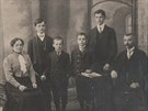 Rodina Mikeových kolem roku 1908, (osobní archiv rodiny Mináových) zleva:...