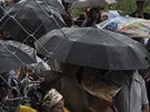Obyvatelé Slavjansku ekají v deti na humanitární pomoc. V pozadí se tyí...