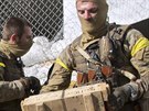 Ukrajinské vládní jednotky vynáí ze skladu zbran, které ve Slavjansku...