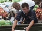 Obyvatelé Slavjansku dostávají jídlo od ukrajinské armády. Msto, které vládní...