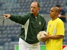 Roberto Carlos na 12 let starém snímku poslouchá pokyny brazilského koue Luize...