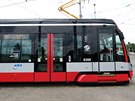 Stá tramvaj 15T ForCity v praském provozu.
