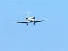 Letadlo s Melem Gibsonem pistává na karlovarském letiti.