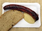 Klobása s chlebem (70 K) - test jídla ze stánk na karlovarském filmovém...