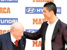 Rok 2012: Alfredo di Stéfano pedává cenu pro nejlepího fotbalistu panlské...
