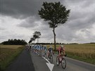 Peloton ve tvrté etap na Tour de France uniká boukovým mrakm.