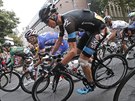 Christopher Froome (v ernm) upadl, pesto m k cli tvrt etapy Tour de...