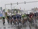 STARTUJE SE. Cyklistický peloton vyráí do páté etapy Tour de France.