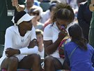 TRÁPENÍ. Serena Williamsová si stuje na nevolnosti ped tyhrou s její...