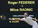 SKÓRE A FEDERER. Roger Federer vyhrál první set, jak ukazuje výsledková tabule,...