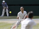 V POZORU. Roger Federer musí být na síti ve stehu, aby zvládl zahrát volej...