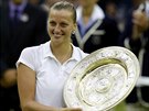 TRIUMFÁLNÍ ÚSMV. Petra Kvitová hrd drí trofej pro vítzku Wimbledonu.