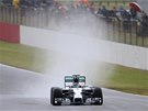 Nico Rosberg si na mokré trati v Silverstonu jede pro vítzství v kvalifikaci. 