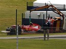Poadatelé odklízejí vz Kimiho Räikkönena, který ml na okruhu Silverstone