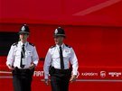 Brittí policisté hlídkují ped táborem Ferrari pi Velké cen Británie. 