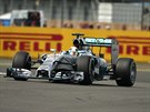 Britský pilot Lewis Hamilton projídí tratí Velké ceny Británie na okruhu...