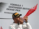 Lewis Hamilton se tulí k trofeji pro vítze Velké ceny Británie.